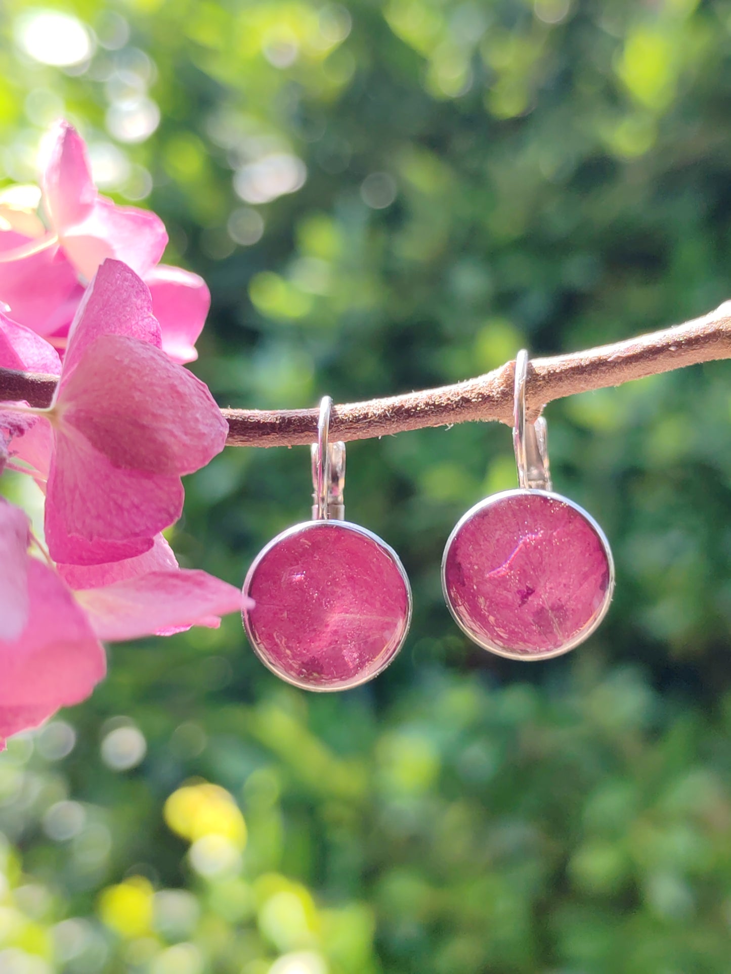 Boucle d'oreille dormeuse - Fleurs séchées - Pétale d'hortensia rose