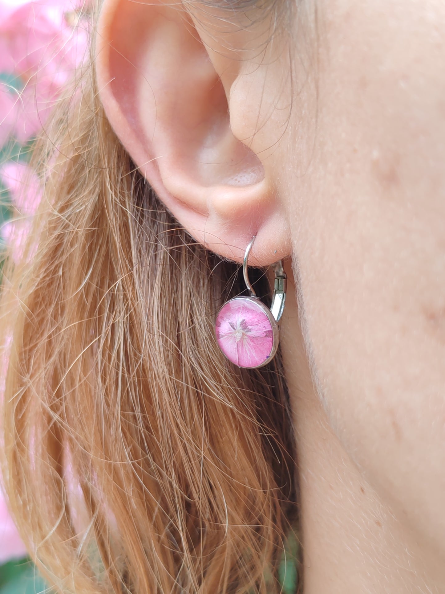 Boucle d'oreille dormeuse - Fleurs séchées - Hortensia rose